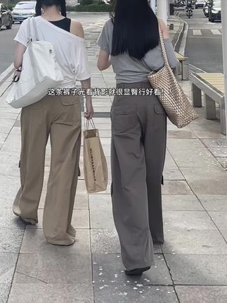 这条裤子光看背影就很显臀形好看!!! 秋天的第一条工装裤!一年四季都可以穿~ 版型很好,梨形身材也可以驾驭。显腿长显腿直!!#谁穿谁帅 #休闲减龄穿搭 #ootd穿搭 #工装裤 #显瘦裤子