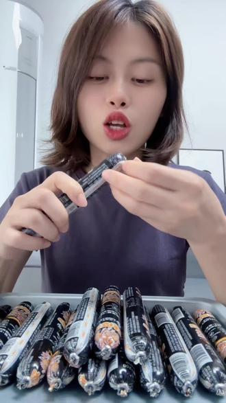 长这么大第一次吃这种黑不溜秋的香肠,满满的鸡胸肉和玉米粒,连淀粉都不带,还加了5黑膳食,对我们老好了#一健成名 #健身餐 #健身人爱吃的 #鸡胸肉 #胖棍鸡肉肠