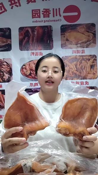 给大家分享一个超实用的卤肉功效口诀👇
要想卤肉香,良姜是秘方;
要想腥味光,白芷来帮忙;
要想不油腻,草果来登场;
要想食欲旺,茴香往里放;
要想透骨香,丁香来添上。
#卤肉功效口诀 #卤猪耳朵 #卤肉熟食