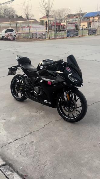 到货22年春风250sr 新款仪表 实表9700公里 过户一次 成色细节完美 喜欢的来吧#关注我圆你机车梦 #春风250sr #机车推荐 #男人的玩具 #机车并不是你想像中的那么贵