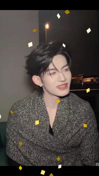 在忙完一天的工作后,大家像朋友一样聊聊天!讲述了他的来时路,并不是那么的一帆风顺,也并没有像大家说的那么容易和轻松,并无退路。#旗闻趣事#旗闻熠事 #我担秒了全世界 #追星人的朋友圈belike