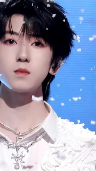 杨博文高会更新 说了今天的舞台和晚上还要排练
#杨博文
又让他顶高音,变声期还过完,又让他跳高难度,连基本硬件条件也不给准备好,舞台那么滑,伤到膝盖,弄到伤痕累累,又不给他应该的待遇,一直边缘化,一直打压,这么努力认真的孩子为什么这么对他