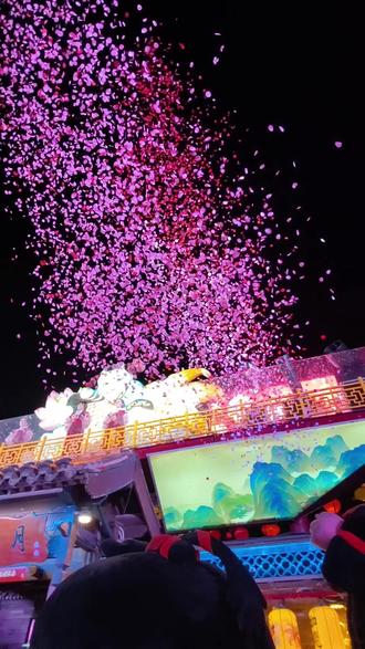 夜空下的浪漫烟花,粉红花瓣如梦般飞舞,每一帧都是心动的瞬间。💕快来感受这梦幻时刻吧!#杨柳青古镇 #烟花盛宴 #舞狮表演