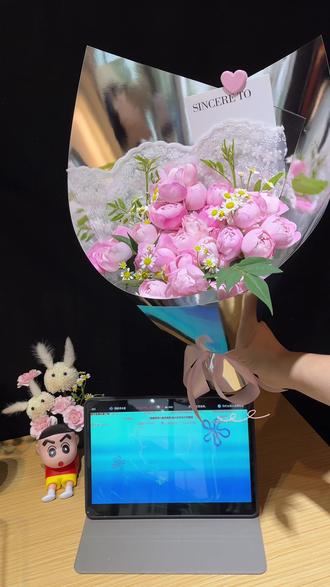 #新手小白,#自学花艺#用心做的礼物才更有意义 #花艺师日常 今日份花束草莓杏仁饼