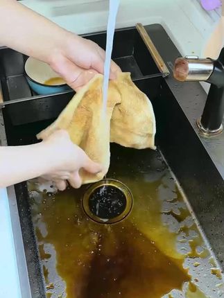 姐妹们快来看这个神奇的抹布!它是这种超细纤维的,不仅柔软亲肤,而且吸水性超强,关键是它还一点都不粘油,轻轻一擦就干净了,脏了也很好洗,用水冲一下就又跟新的一样了。平时用它来擦个灶台、洗个碗都很合适,既好用又实惠,喜欢的朋友千万别错过了!#抹布#洗碗布#好物分享#吸水洗碗布 #吸水洗碗布厨房清洁布