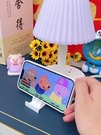 我猜你一定没见过这样的台灯,它自带多个插口,还可以给手机充电,灯光有三种颜色随意切换,长按还能无极调光。底部自带手机支架,平时刷个剧啥的都很方便,放在床头当个阅读灯也很合适,晚上起夜也不用摸黑找开关了,家里备一个真的很实用。#台灯插座#方便又实用 #实用好物