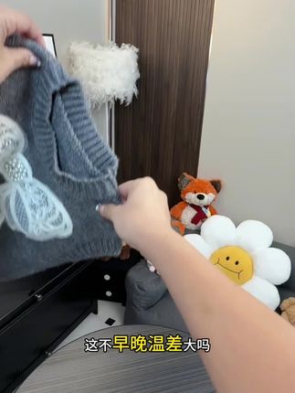 姐妹们,快去给孩子买这件女童针织马甲,它可是韩版洋气的毛衣背心,非常适合秋天穿,上面还有可爱的珍珠蝴蝶结,特别适合小女孩,摸起来软绵绵的很舒服#高品质童装 #针织衫 #韩版穿搭 #潮童必备 #萌娃穿搭