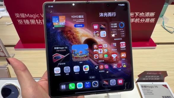 折叠屏合上手机后,👀注视外屏继续亮屏,不注视就会自动熄屏!
设置步骤:设置>折叠屏专区>合上手机>开启「注视外屏时亮屏」!
展开状态下,随时呼出全局任务栏轻松切换应用,一拖分屏超方便🆙
设置步骤:设置>折叠屏专区>开启「全局任务栏」
#荣耀MagicV6#荣耀RobotPhone #荣耀机器人 #荣耀Magic8ProAir #荣耀Power2