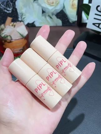 千万别嫌它便宜 一点都不输大牌!每个颜色很显白!真的太爱了#口红试色 #平价彩妆 #唇釉#适合素颜的绝美口红推荐 #黄皮素颜涂都好看的口红推荐