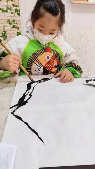 《咏柳》唐 贺知章
碧玉妆成一树高,万条垂下绿丝绦。
不知细叶谁裁出,二月春风似剪刀。#植树节 #绿色生活 #春天来了万物复苏 #二月二龙抬头 #美育