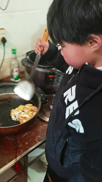 今天放假了,儿子没有得奖状哭着对我说,妈妈我已经在努力的学习了,可老师也没有给我发个奖状,一张奖状让他哭的稀里哗啦也不知道该怎么劝他,不过在爸爸妈妈眼里你依然是最棒的……加油!宝贝😊