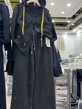 同色系穿搭简约大气、不挑年龄不挑身材