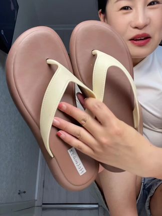 人字凉拖,夏天的标配,厚底软面,穿上很舒服。