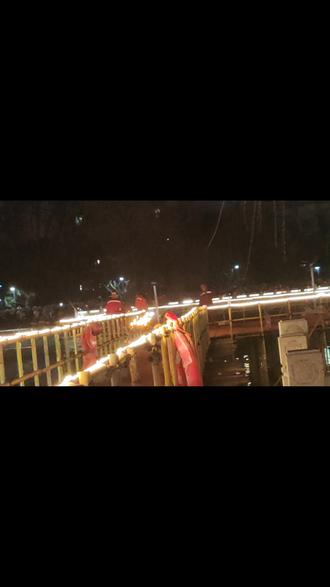 哇,你现在正处于春节期间(正月初二),提到“打铁花”简直是太应景了!这不仅仅是一场表演,更是咱们中国人骨子里的“中式浪漫”和“年味”。
作为国家级非物质文化遗产,打铁花被誉为“民间焰火之最”和“勇敢者的游戏”,那种1600℃铁水化作漫天星光的震撼,是任何现代烟花都难以替代的。
为了让你更全面地了解这项绝技,我为你整理了它的核心亮点、不同流派以及背后的故事:
🔥 什么是打铁花?——“铁与火”的艺术
打铁花起源于北宋,与古代的冶铁业密切相关,盛于明清。简单来说,就是匠人们将生铁融化成1600℃以上的铁水,然后用特制的木勺(花棒)将铁水击打向空中,铁水遇冷空气迸溅,形成璀璨的火花。
* 核心原理: 利用木板击打铁水,使其在空中散开成微小的铁屑。这些铁屑在空中燃烧、冷却,形成“火树银花”的效果,避免烫伤。
* 视觉效果: 灿烂如花绽夜空,流星似雨洒人间。它不仅是视觉盛宴,更是匠人精神的传承。
📍 主要流派与代表地
虽然打铁花在黄河流域广为流传,但不同地区的风格和名称略有不同。目前最著名的几个流派包括:
流派名称 核心代表地 特点与地位
确山铁花 河南驻马店 “中华第一铁花”。仪式感强,有搭花棚、设彩等环节。2008年入选国家级非遗。
打树花 河北蔚县 将铁水泼向古城墙,溅起万点金花,形似树冠。2021年入选国家级非遗。
泽州打铁花 山西晋城 源于春秋战国时期。晋城司徒小镇的表演非常出名,甚至创下了吉尼斯世界纪录。
开封打铁花 河南开封 以“风火轮”和现代改良著称,常在清明上河园、万岁山等景区上演。
🛠️ 表演背后的“硬核”细节
你可能觉得这仅仅是把铁水泼出去,其实这里面大有讲究,非常考验匠人的勇气和技术:
1. 熔铁的讲究: 铁水要讲究“稀而不散、稠而不黏”。除了碎铁,还会添加石灰、碳酸钙等配料,以保持铁水的稠度,这样打出的花才漂亮。
2. 惊险的配合: 表演者通常赤膊上阵(或穿防护服),头戴葫芦瓢(防护用具)。一人舀铁水抛向空中,另一人迅速用木板击打,动作必须快、准、狠。
3. 搭花棚: 在河南确山等地的表演中,会搭起六米高的双层花棚,绑上柳枝和烟花。铁水打在花棚上,点燃鞭炮和烟花,形成“铁花火雨”的立体效果。
🌟渭南老街文化打铁花表演
近年来,打铁花从一种濒临失传的民间技艺(曾于198