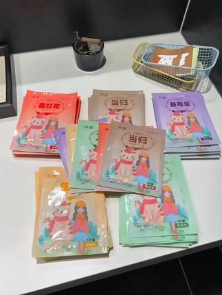 聪明的姐妹们 现在都在囤这个暖宝宝 这款升级加强版超实在 一天能暖足足十小时 并且有艾草 益母草 生姜 藏红花和当归的五种 都是对女生好的成分 粘性还特好 甩都甩不掉 关键现在包邮到家五十片才个位数 等冬天涨价就亏大了!#超便宜超划算 #是时候安排一下了 #快分享给你的好友 #暖宝宝 #学生党好物推荐 @DOU+上热门