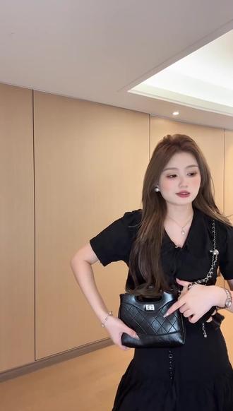 设计感花边刺绣泡泡袖衬衫黑色套装女夏季半身裙长裙大摆裙两件套 #黑裙穿搭 #百搭小黑裙连衣裙 #显瘦蕾丝小白裙 #显瘦小黑连衣裙 #永不过时的黑色连衣裙