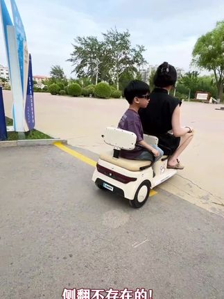 儿童电动车摩托可坐人#儿童电动车 #童车 #童车玩具 #萌娃骑车 #一起长大一起玩耍