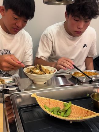 感觉又回到了小时候好多人分吃一碗饭#中国足球小将