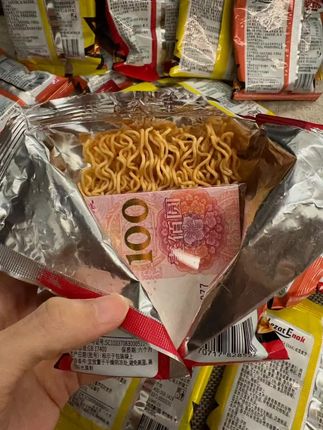 家人们!拆干脆面拆出“财富彩蛋”啦! 本来就想炫个干脆面,结果第一包摸到红彤彤的100元,以为是恶作剧道具,结果第二包又开出100元,第三包10元、第四包5元!吃了这么多年干脆面,第一次碰上这事儿,这哪是干脆面,明明是“幸运面”!感觉自己开启了神秘隐藏玩法,谁知道下一包还能开出啥,这惊喜感直接拉满,友友们赶紧去拆,说不定下一个幸运儿就是你~#好趣味干脆面 #中奖 #惊喜 #万万想不到 #万万没想到 @抖加🔥上热门🔥dou+🔥热点宝