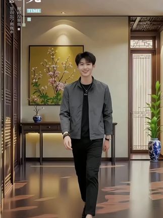 宝子们。早秋衣服出来喽,视频同款 🔥真维斯夹克|秋日型男必备✨ 宝子们👋!发现一款超赞的男士夹克👏,真维斯2025新款来啦🎉!立领设计超酷😎,修身版型显身材🤵♂️,休闲又潮范儿💯。面料舒服到不想脱😍,春秋穿正合适🌸。无论是约会💑还是日常出街🛍️,它都能让你秒变时尚达人🤩!我穿上后回头率超高💥,你们觉得怎么样呀🤔? #真维斯 #男士夹克 #秋季穿搭 #潮牌男装 #时尚单品