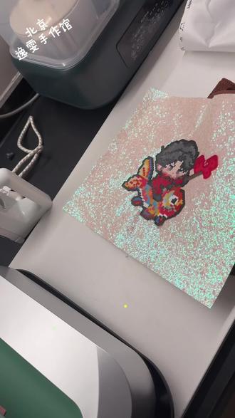 小姐姐真的太厉害了,玩了两天拼豆都在做同一个人物!太可爱了吧~大家猜猜这位歌手是谁呀!#明星周边 #刘宇宁 #自制周边 #逸雯手作馆 #拼豆