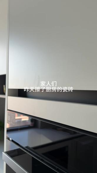 今天利用一个小时把厨房的柜门和棚顶彻底清洁一下,一天收拾一个地方既不累又节约时间!#厨房清洁 #实拍原视频 #理想家 @DOU+小助手