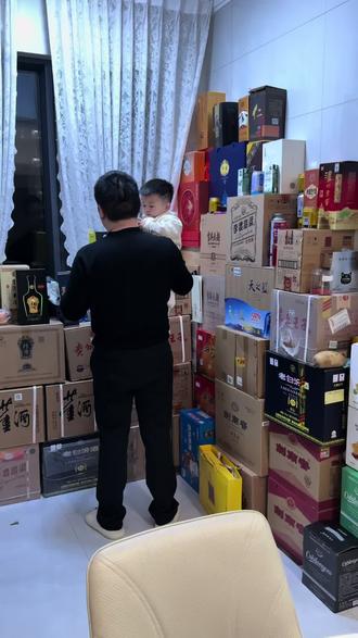 当初这个男人说给孩子囤酒,如今也是天塌了,不吱声了
#酒蒙子的日常 #白酒 #酒文化 #喝酒 #干杯🍻