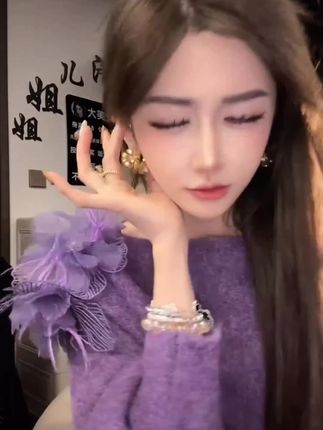 (浠儿姐姐)紫色气质斜肩立体花朵宽松慵懒百搭气质姐姐显瘦针织衫#针织衫 #毛衣 #气质穿搭 #显瘦穿搭 #时尚女装