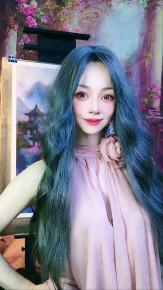 桃花源记 这幅画展现了东方山水画的意境之美。画面中,传统中式建筑群坐落在山间,飞檐翘角在云雾中若隐若现,仿佛是隐士的居所。粉色的樱花树点缀其间,与远处的青黛色山脉形成鲜明对比,营造出一种梦幻般的氛围。淡雅的色彩和柔和的笔触,让人仿佛置身于一个远离尘嚣的世外桃源,感受到宁静与祥和。这幅作品不仅展现了自然之美,更传递出一种超然物外的精神境界。#画画 #风景画 #山水画 #爱画画的小冬冬#美出高级感