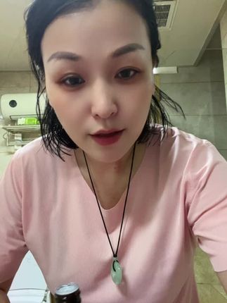 这个是绿色农场多重玻尿酸精华液滋润补水不卡粉,晚上不想擦瓶瓶罐罐的直接擦这个就可以了。