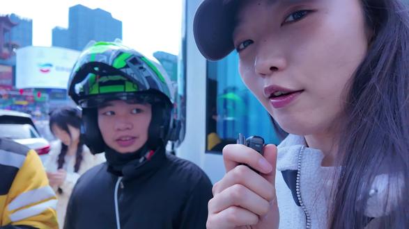 长沙机器人交警现身五一广场辅助执法 如果机器人交警可以替代真人交警在酷暑天指挥交通,你愿意吗?#机器人交警 #长沙 #交警