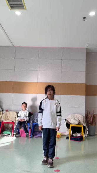 这几年真的觉得老师这个职业越来越难做,很多话 很多东西开始三思而后行 不再像以前那么敢“伸手管一管”,甚至面对孩子的一些无理行为只能“忍一忍”让人很寒心。
看着自己的孩子站在台上一点一滴的变化 真是让我声音都哽咽了起来,满满的感动。这就是我种下的种子,它发芽了 它长大了 它可以长大 它能长大 它会长大!