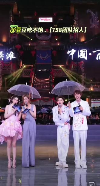 @龙浩天🐲 (4.10中午12点生日庆) 邀请神秘女嘉宾,@豆豆吃不饱 .【758团队招人】 #舞蹈记录旅行足迹 #回忆一下往年的舞蹈 #唱嗨了哪里都是舞台 #劲歌热舞合唱视频 #我也来感受一下舞台