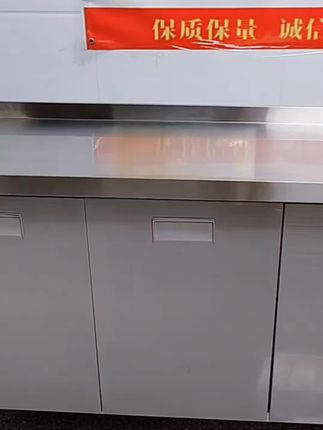 这是一款整体不锈钢厨房橱柜,台面是304不锈钢材质的,橱柜是201不锈钢材质的,适合每个家庭厨房去安装,需要的你来看看