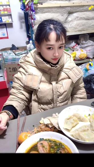 朋友们有这种说法吧?筷子拿得远就嫁得远😂