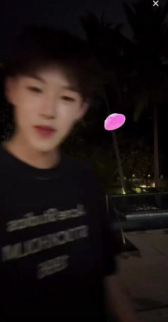 下次可以给我们发游泳的视频吗@韩汶栩 #韩汶栩 #2025抖音直播盛典 #三亚路透 #三亚 #早期