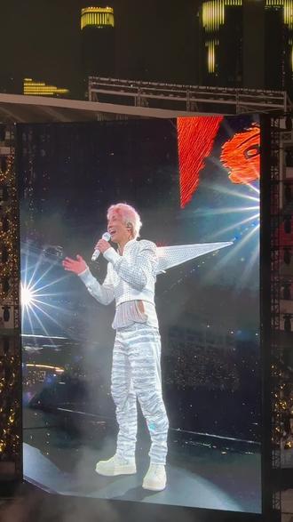 小薛选到了一个韩国小姐姐和她合唱,两个人对话太有意思了,最后这个小姐姐的老公和他一起唱了小流浪唱的太好听了!!