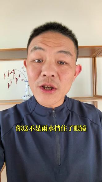 离大谱!全马冠军冲线前被裁判“抱走”?处理结果来了#重庆马拉松 #马拉松乌龙 #全马冠军 #跑步离谱事件 #陈南江