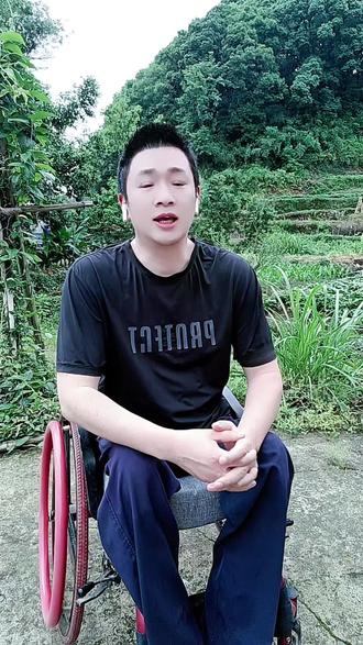 "轮椅是我的翅膀,双腿瘫痪,一样能奔赴热爱。我想对正在坚持的你说,连我。 都在为生活使劲儿,你们拥有比我更多的可能。 更应该带着生活的底气向前冲,加油呀。"#励志正能量人生语录 #残疾人的生活 #轮椅人生 #上热门