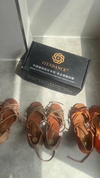 不管是高强度的训练,还是比赛演出,一双直接搞定#拉丁舞鞋#实用好穿