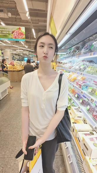 又遇到一个高考考到苏州大学的,全江苏前55名,真的是人美性格好,又聪明,老天不仅给她开了门,又给她开了窗。#高考成绩出来了 #江苏高考前100名 #抓拍路人 #记录有趣瞬间 #苏州大学