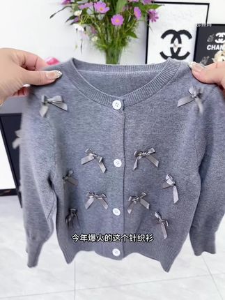 哇塞!终于给女儿抢到这个今年爆火的小开衫,关键这个价格到手的品质简直太满意了,趁着划算,妈妈们闭眼冲吧#针织衫 #韩版穿搭 #春秋穿搭 #女童针织衫 #女童毛衣开衫