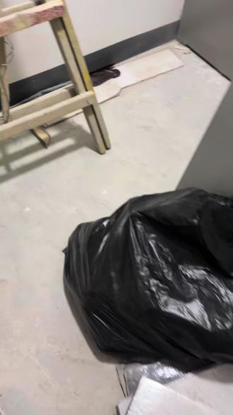 今天我自己的猫丢了出去到处找 就听见家门口的楼道有小猫的叫声 听起来很无助感觉像被困住了 我顺着声音就把它找到了 是个可爱的奶牛猫宝宝 赶紧去家里拿猫粮和猫条来喂它 小宝宝吃得好快一定饿坏了还叫了一天 大过年的原主人为什么这么狠心啊#流浪猫 #小猫 #奶牛猫 #养猫人 #弃养