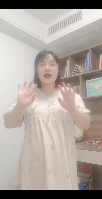 二胎vs一胎 胎动差太多!后壁胎盘3个月就有感觉 姐妹们!二胎孕20周,沉浸式胎动真的太上头了!
一胎前壁胎盘,20周才感觉到明显胎动,之前总把小鱼吐泡泡当成肠蠕动,傻傻分不清楚😂
二胎直接开挂!本身二胎感知就更敏锐,加上是后壁胎盘,3个月就隐约有感觉,现在20周,翻身、踹腿、游来游去全清晰,活泼到离谱!
侧躺朝哪边他就蹬哪边,平躺直接闹脾气,坐矮凳也会催我换姿势,这小宝贝也太会为自己着想了~
还没感受到胎动的姐妹别焦虑!个体有差异,早来晚来都正常,28周后才要开始数规律胎动,放宽心就好!
你们多少周感受到胎动的?一胎二胎差别大吗?评论区唠唠~
关注我,前三甲护士+二胎孕妈,不搞虚的,只分享实用孕期干货!#记录孕期生活 #胎动 #胎动是什么感觉 #孕期