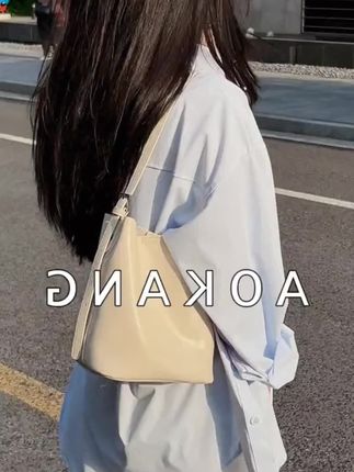 奥康水桶包包女款爆款2025新款通勤春夏高级感大容量斜挎包单肩包