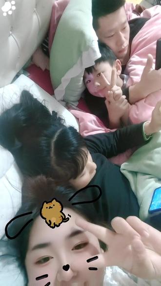 如果幸福有形状❤️
那一定是一家人在一起的模样🥳
我认为的幸福🥰
他不是你有多少钱💰
开多好的车🚗
住多大的房子🏠
而是我们一家人在一起👨🏻👧🏻👦🏻👩🏻
三餐四季知己三两父母健康❤️
夫妻恩爱孩子乖巧无病无灾足矣🥰