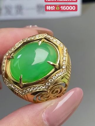 来捡漏‼️翡翠全新阳绿大蛋面戒指 点击关注车车下单更优惠喔🛎#性价比超高 #翡翠珠宝 #看过来 #翡翠男戒 #翡翠 蛋面男戒