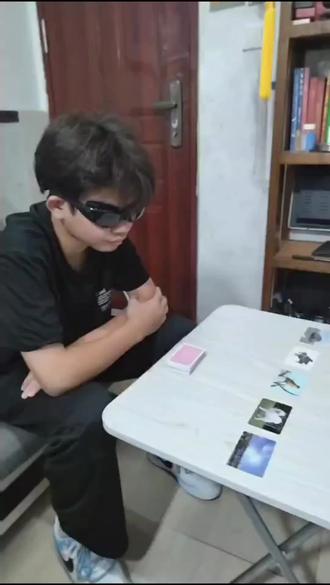 神话中有“千里眼”、“顺风耳”的传说,其实那不只是传说,在中国的【人体科学】研究中,它是人可以实际开发出来的超能力。
“顺风耳”只是个比喻,其实不需要风,也不需要任何震动传播的介质,如空气、水体,或桌子、铁轨等。
开发出这种超能力的青少年,当进入特殊的专注状态时,可以听到远在千里之外特定人的说话声,可以用心灵内在语言与万物交流。
按照量子力学的奠基人之一、法国物理学家德布罗意(Louis Victor de Broglie)的研究,任何实体物质其实都具有特定的频率。而具有超能力者,因此可以“听到”万物心声,是具有科学依据的。
这种能力也是可以通过实证检验的。具有超能力者可以直接听到书本的诵读,可以不用任何播放器去欣赏唱片里边的音乐。
这些人体科学研究中超越普通人常识的现象,已通过科学的开发和检验渐为人们所知。
请看超能少年凭借【超听觉】能力,快速正确地辨认并分拣代表不同声音对象图片的视频。