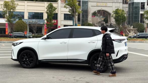 这款电动手机支架适配丰田所有车型,专车专用,不挡出风口不影响双闪使用,充一次电可以使用两个月左右#长安手机支架#长安 #汽车好物推荐