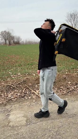 最窝囊的骑手#道路抢劫 #春晚 #骑手